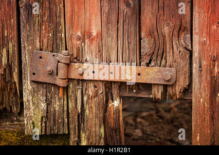 Bild der alten getragen Tür mit rostigen Scharnieren. Stockfoto