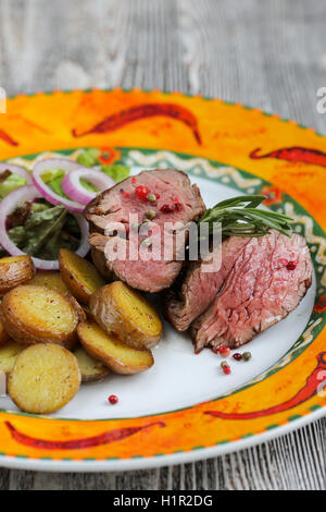 Rindersteak mit Bratkartoffeln Stockfoto