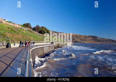 Winter-Sturmwellen Absturz gegen den neuen Deich in Lyme Regis, Dorset, England, UK Stockfoto