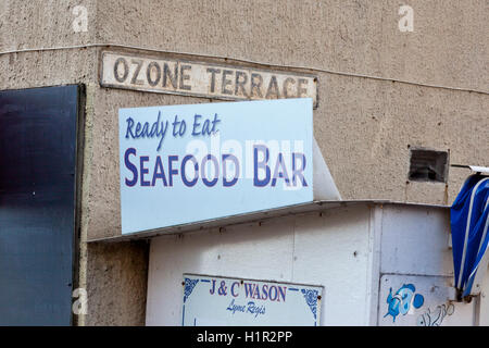 Eine Outdoor-Meeresfrüchte-Steckdose in Ozon Terrasse in Lyme Regis, Dorset, England, UK Stockfoto