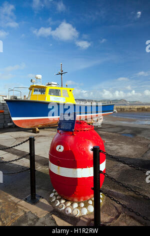 Ein Meer von WWII verwendet mir als eine Sammelkiste für schiffbrüchige Seeleute Gesellschaft in Lyme Regis Hafen, Dorset, England, UK Stockfoto