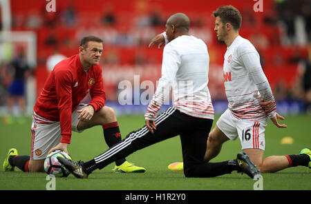 Manchester Uniteds Wayne Rooney und Michael Carrick (rechts) Aufwärmen vor der Premier League Spiel im Old Trafford, Manchester. Stockfoto