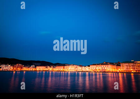 Die Lichter der Stadt Triest, Nachdenken über das Meer Stockfoto