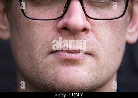 Porträt eines Mannes mit Brille und Auge nicht sichtbar Stockfoto