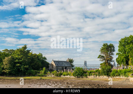 Kirche St Tysilio auf der Menai Strait Anglesey mit der Britannia Bridge im Hintergrund Stockfoto