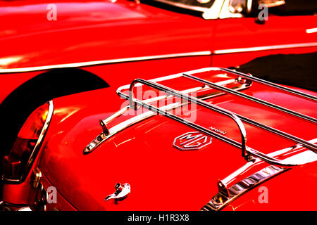 Zwei rote MGs bei einer Autoshow. Speziell zwei MGB Roadster aus den späten 60er und frühen 70er Jahre. Stockfoto