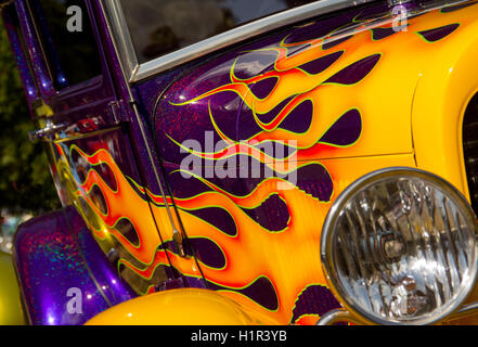 Flammen Sie-Design auf eine lila Metalflake Ford Model A Limousine bei einer Autoshow. Stockfoto