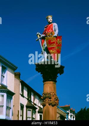 Statue von mittelalterlichen walisischen Fürsten von Gwynedd Llywelyn Ab Iowerth (Llywelyn Fawr, Llywelyn das große) in Lancaster Square, Conwy, Nordwales. Stockfoto