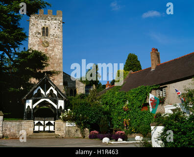 St. Stephen Kirche, Bodfari, in Clwydian Bereich AONB, mit der Dinorben Arms Hotel Welsh & UK national Flagge. Stockfoto