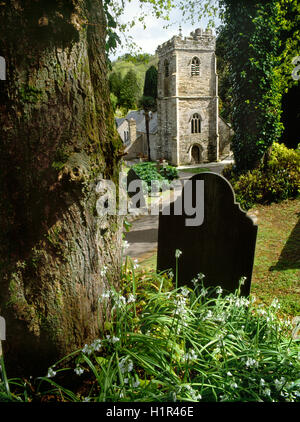 St Just in Roseland Kirche steht neben einer Bucht des Fal-Mündung, umgeben von einer schönen Friedhof eher als einen Garten. Stockfoto