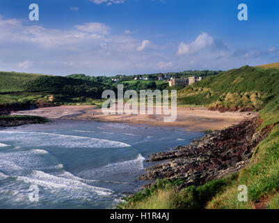 Manorbier Strand und normannische Burg von Pembrokeshire Coast Path auf Trewent Punkt gesehen. Hier wurde Giraldus Cambrensis C 1146 geboren. Stockfoto