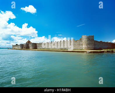 Blick vom Portsmouth Harbour E Wand Portchester Castle römisches Kastell, Hampshire, England, gebaut im C3rdAD gegen sächsische Raiders. Stockfoto