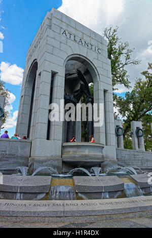 Washington D.C., USA - 2. Mai 2015: Menschen sind das National World War II Memorial besuchen. Es ist das Nordende des Denkmals mit der Widmung an der Atlantic Theater. Stockfoto