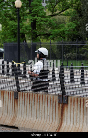 Washington D.C., USA - 3. Mai 2015: Polizist wurde während des Dienstes für die weltstädtische Polizeiabteilung des District Of Columbia fotografiert. Es ist die Strafverfolgungsbehörde. Stockfoto