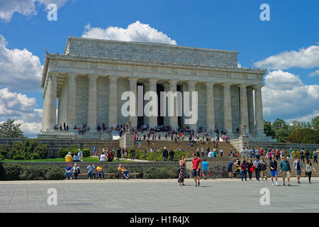 Washington D.C., USA - 2. Mai 2015: Viele Touristen sind in der Nähe des Lincoln Memorial in der Nähe der National Mall gesehen. Das Denkmal ist eines der wichtigsten demokratischen Symbole in den Vereinigten Staaten. Stockfoto