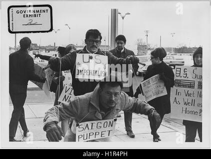 Vietnam-Kriegs-Demonstranten Schilder zu tragen und zu handeln, "Saigon Marionette" Demonstration vor Wichita Städtebau. Stockfoto