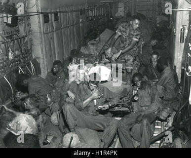 Mitglieder der 101st Airborne Division an Bord ein USAF c-130 auf Pham Tiet Air Base für die Luftbrücke zur Phi Troung Air Base während der OPERATION AUSTIN 6. Stockfoto