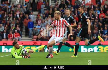 Stoke City Marko Arnautovic (Mitte) hat einen Schuss von West Bromwich Albion Torhüter Ben Foster während der Premier League Match bei Bet365 Stadion, Stoke-on-Trent gespeichert. Stockfoto