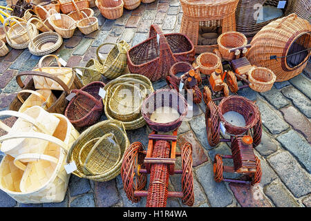 Körbe aus Stroh auf dem Weihnachtsmarkt in Riga, Lettland gemacht. Der Markt ist eine jährliche Tradition und Menschen können dort verschiedene festliche waren, Souvenirs, Kleidung und traditionelle Lebensmittel kaufen. Stockfoto