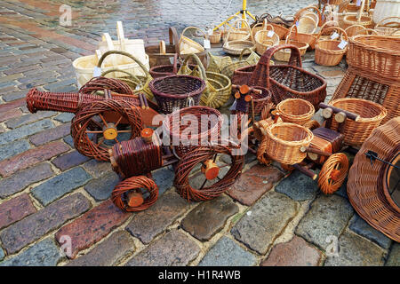 Strohkörbe und andere Produkte zum Verkauf auf dem Weihnachtsmarkt Riga in Lettland. Jahrmarkt ist voll von traditionellen Gerichten, festliche waren, Souvenirs und warme Kleidung. Stockfoto