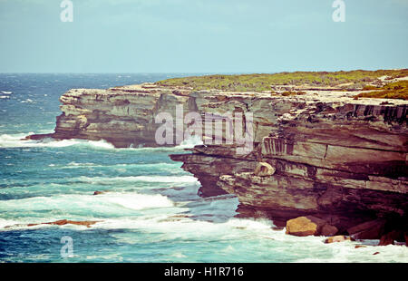 Verwittert, zerklüfteten Sandsteinfelsen von Cape Solander, Küste von New South Wales, Australien. Stockfoto