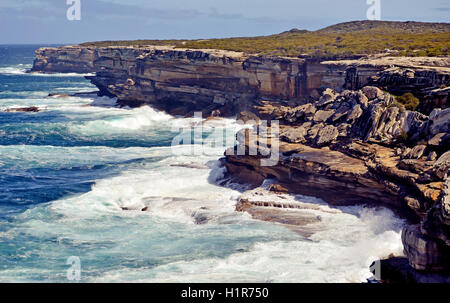 Verwittert, zerklüfteten Sandsteinfelsen von Cape Solander, Küste von New South Wales, Australien. Fels Zusammenbruch vor Erosion üblich. Stockfoto