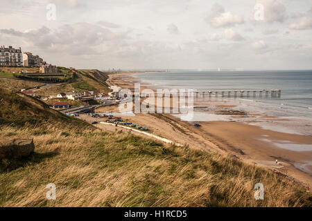 Eine Klippe Draufsicht auf den Strand und Pier in Saltburn am Meer, England Stockfoto