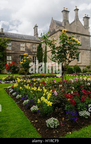 Bunte Blumen in den Gärten des Muckross House, Killarney National Park, County Kerry, Irland, Europa Stockfoto
