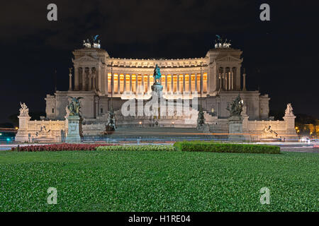 Altar des Vaterlandes in Rom bei Nacht Stockfoto