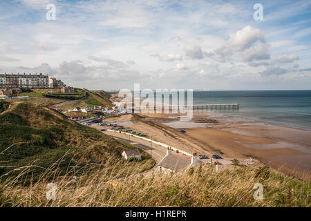 Eine Klippe Draufsicht auf den Strand und Pier in Saltburn am Meer, England Stockfoto