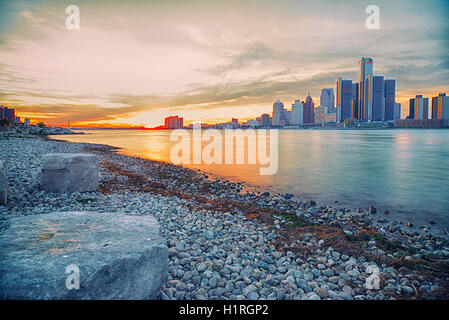 Lange Exposition Blick auf Skyline von Detroit mit dramatischen Sonnenuntergang, entnommen aus Windsor, Ontario Stockfoto