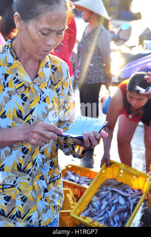 Nha Trang, Vietnam - 22. Oktober 2011: Eine Frau ist ihre Fischerei in einem lokalen Fischmarkt zu verkaufen Stockfoto