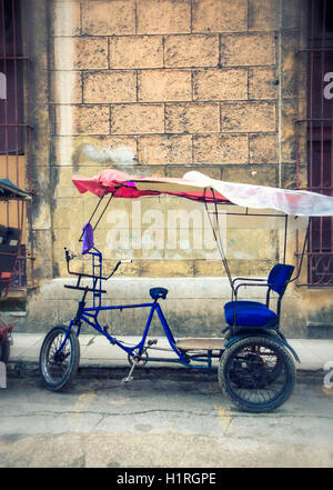 Eine kubanische Rikscha (Bicitaxi) in Alt-Havanna-Straße. Rikscha sind eine beliebte Art der Verkehrsmittel in Kuba Stockfoto