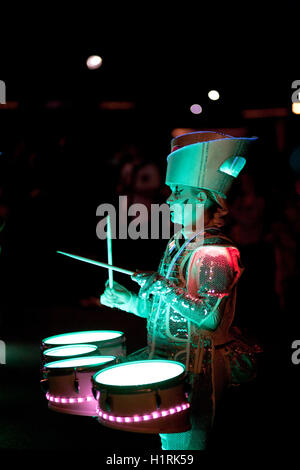 Die Trommeln Straßentheater und Lichtshow, Spark, Out There International Festival of Circus & Street Ar durchgeführt Stockfoto