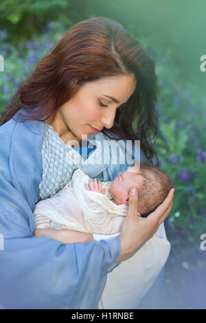 Jungfrau Maria mit Jesuskind in ihr spielen Arme - authentisch mit realistische Puppe. Stockfoto