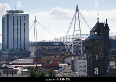 Das Fürstentum Stadium in Cardiff, Südwales gesehen von Cardiff Castle. Stockfoto