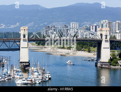 Die Ansicht der Burrard Bridge über den False Creek (Vancouver, British Columbia). Stockfoto