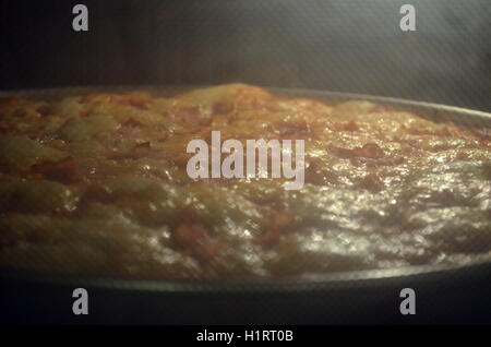 hausgemachte Pizza al forno Stockfoto