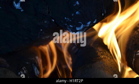 Ein großes brennendes Feuer im Kamin gibt eine Menge Wärme ab Stockfoto