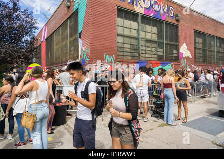Tausende von Millennials Abstieg auf Bushwick Nachbarschaft von Brooklyn, nehmen in der Erlebnispädagogik 29 Zimmer Installation auf Sonntag, 11. September 2016. Die Ausstellung von der Frauen-Lifestyle-Website Refinery29 ist ein social-Media-Spektakel mit Kunst und Kultur Themenzimmer mit Selfies im Verstand entworfen. Die Installation war sehr populär, teilweise aufgrund der social-Media-Aspekt, so beliebt, dass die Linie am Mittag, Stunden vor dem letzten Eintrag abgeschnitten war. (© Richard B. Levine) Stockfoto