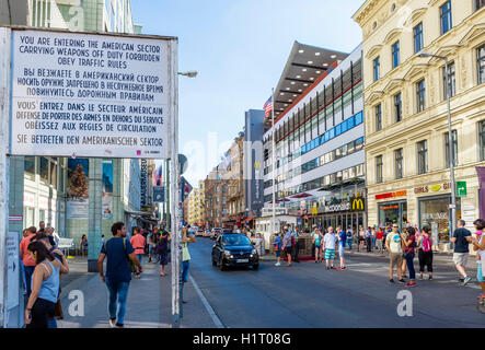 Touristen auf dem Gelände des Checkpoint Charlie, Berlin, Deutschland Stockfoto