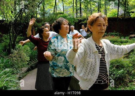 Chengdu, China: Senioren Teilnahme an Gruppenübungen in den Gärten des Klosters Manjursi an der Wenshu Tempel Stockfoto