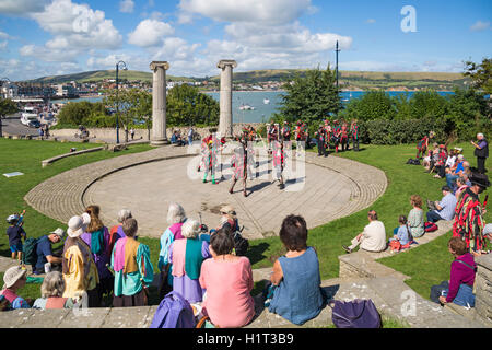 Morris Dancers, Mitglieder von Foxs Morris der Massen bei Prince Albert Gärten für Swanage Folk Festival, Swanage, Dorset UK im September unterhalten Stockfoto