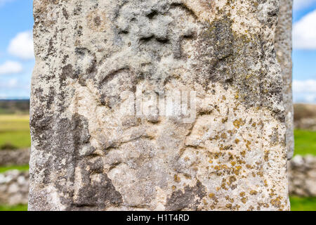 St Tola Kreuz in Dysert O' Dea, Co. Clare, Irland. Irische hohe Kreuz im Feld. Stockfoto