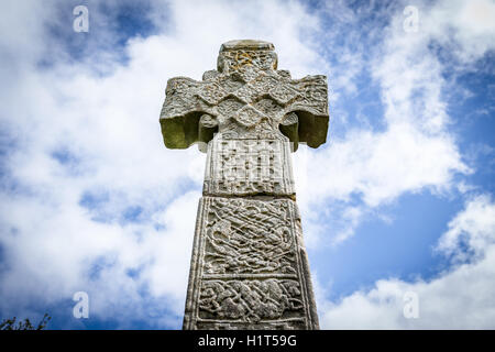 St Tola Kreuz in Dysert O' Dea, Co. Clare, Irland. Irische hohe Kreuz im Feld. Stockfoto