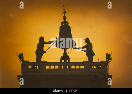 Venedig, Provinz Venedig, Veneto Region, Italien.  Zwei bronze-Figuren, bekannt als die Mauren auf dem Uhrturm in Piazza San Marco Stockfoto