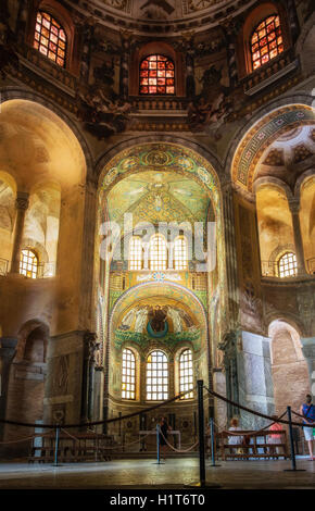 Ravenna, Provinz Ravenna, Italien.  Besucher, die Mosaiken in der Basilika San Vitale zu bewundern.  Die Basilika wurde im 6. Jahrhundert begonnen. Stockfoto