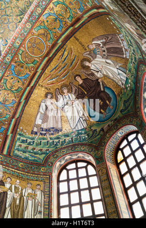 Ravenna, Provinz Ravenna, Italien. Mosaik in der Apsis von San Vitale. Christus, flankiert von zwei Engeln & St. Vitalis und Bischof Ecclesius. Stockfoto