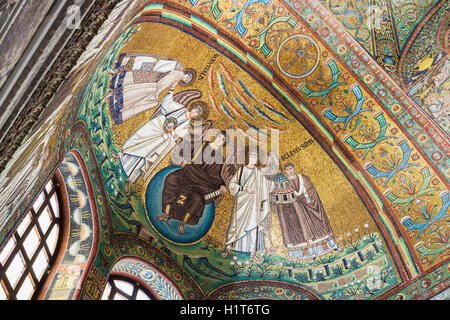 Ravenna, Provinz Ravenna, Italien. Mosaik in der Apsis von San Vitale. Christus, flankiert von zwei Engeln & St. Vitalis und Bischof Ecclesius. Stockfoto