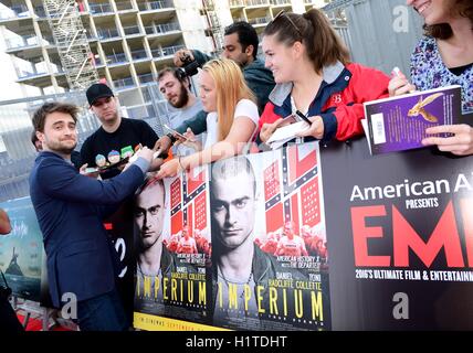 Daniel Radcliffe gibt Autogramme, da er ein Screening der Schweizer Armee Mann und Imperium bei der Opening Night Gala des Reiches Live at The O2, London besucht. Stockfoto